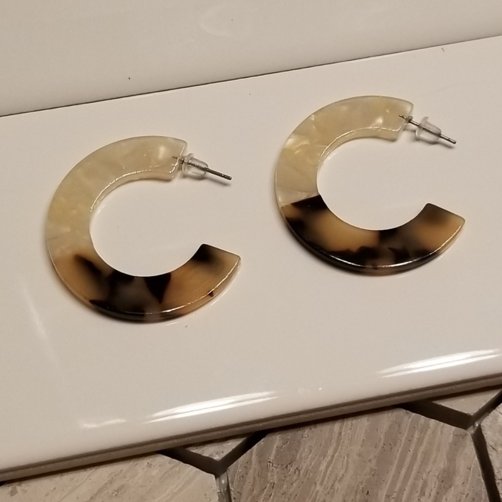 Cult Gaia-style hoop earrings